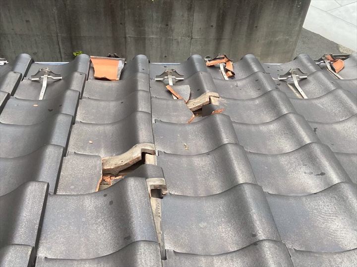 1. 工事のきっかけ｜強風で瓦が破損  今回のご依頼は、横浜市南区にお住まいのお客様から 「屋根のアンテナが強風で倒れ、その際に瓦も割れてしまったようなので点検してほしい」 というお問い合わせをいただいたことがきっかけでした。  【画像①挿入】 （1.お問い合わせ　横浜市南区にて、屋根にあるアンテナが強風で倒れた際に瓦も割れてしまったようなので点検をお願いしますとのお問い合わせをいただいたことが今回の工事のきっかけでした.jpg）  台風や強風などによる風災は、見た目では被害が分かりづらい場合もあります。 しかし、瓦屋根では部分的な割れやズレが生じると、そこから雨水が侵入して雨漏りを引き起こすことも少なくありません。 そのため、早期点検・早期対応がとても重要です。  2. 現地調査｜飛散前に回収できたのは幸い  現地に到着して確認したところ、お問い合わせで伺っていた通り、複数枚の瓦が割れて飛散していました。 幸いにも近隣住宅や歩行者への被害は発生しておらず、割れた瓦をすぐに回収できたのは不幸中の幸いでした。  【画像②挿入】 （2.現地調査　お問い合わせで聞いていた通り、瓦が割れて飛散していたのでかき集めました。近隣にお住まいの方への被害が起きる前に回収できたことは不幸中の幸いでした.jpg）  瓦の破片は鋭利で、割れた部分から周囲の瓦を傷つけてしまう可能性もあります。 現場ではまず安全確保を最優先に、被害箇所の把握と割れた瓦の除去を行いました。  3. 工事準備｜割れた瓦の寸法確認と枚数の計測  破損している瓦を取り除いた後は、差し替えに必要な枚数と寸法を正確に確認します。 瓦はメーカーや年代によって形状・厚みが異なるため、適合する瓦を選定することが非常に大切です。  【画像③挿入】 （3.工事準備　破損して撤去した部分には新しい瓦を差し替えなければいけません。瓦1枚分の寸法と差し替えに必要な枚数を数えておきます.jpg）  ここで誤ったサイズを選んでしまうと、隙間や段差が生じて雨漏りの原因になってしまうため、慎重な確認作業を行いました。  4. 使用材料｜同規格の瓦を用意  今回使用した瓦は、同じサイズ・同じ素材の陶器瓦です。 経年による色味の違いは多少ありますが、強度や防水性は変わらず、既存の屋根としっかり馴染むように施工を進めていきます。  【画像④挿入】 （4.使用材料　色味を揃えることはできませんが、同じサイズ、同じ素材でできた瓦を用意することができました.jpg）  瓦は耐久性が高い素材ですが、長年の風雨や強風による衝撃で割れることがあります。 また、同一製品でも製造時期が異なると表面の色合いに微妙な差が出ることもあります。 今回は、耐候性を優先し、適合する製品で補修を行いました。  5. 工事開始｜破損瓦の差し替え作業  準備が整ったところで、いよいよ瓦差し替え工事を開始します。 施工時には、割れていない周辺の瓦を傷つけないよう、慎重に体重を分散しながら作業を進めました。  【画像⑤挿入】 （5.工事開始　体重で新たな被害を出さないため、破損していない瓦に気を付けながら差し換えていきます.jpg）  瓦は1枚ずつ丁寧に取り外し、下地の状態も同時に確認します。 もし雨水の侵入跡や木下地の劣化が見られた場合は、部分補修も同時に行います。 今回は幸いにも下地の状態は良好で、瓦のみの差し替えで問題ありませんでした。  6. 竣工｜瓦差し替え工事完了  新しい瓦を設置し、固定と収まりを確認した後、全体の見た目と防水性を最終チェックします。 周辺の瓦との段差もなく、美しく仕上がりました。  【画像⑥挿入】 （6.竣工　瓦の差し替え工事完了です.jpg）  【現場全景画像挿入】 （6枚目の全景写真：屋根全体を俯瞰したもの）  7. 今回の風災対応のポイント  今回のように、強風で瓦が割れた・飛散した場合は、「風災」として火災保険の補償対象となるケースが多くあります。 特に以下のような症状が見られる場合は、早めの専門業者による点検をおすすめします。  瓦がずれている、または浮いている  破片が落ちている  雨の後に天井や壁にシミができた  アンテナや周辺設備が風で倒れた  街の屋根やさんでは、風災被害の無料点検・保険申請のサポートも承っています。 被害の有無にかかわらず、「異音がした」「屋根の上が心配」という方は、お気軽にご相談ください。  まとめ｜風災後は早めの点検・補修を  今回のように、強風や台風の直後には瓦の破損やズレが発生することがあります。 放置してしまうと、雨漏りや構造材の腐食など、後々大きな修繕費用につながるリスクも。  街の屋根やさんでは、瓦屋根の点検・差し替え・葺き直しまで一貫対応いたします。 横浜市南区をはじめ、神奈川県全域で対応可能です。 お住まいの屋根に少しでも異常を感じたら、ぜひ当店までご相談ください。